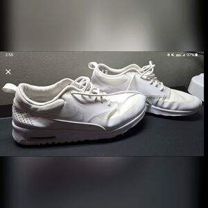 Womens size 9.5 nike air max thea white.